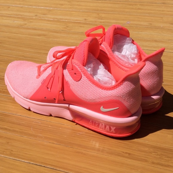 NIKE Women’s Air Max Sequent 3 Running Shoes 10 - Picture 3 of 8